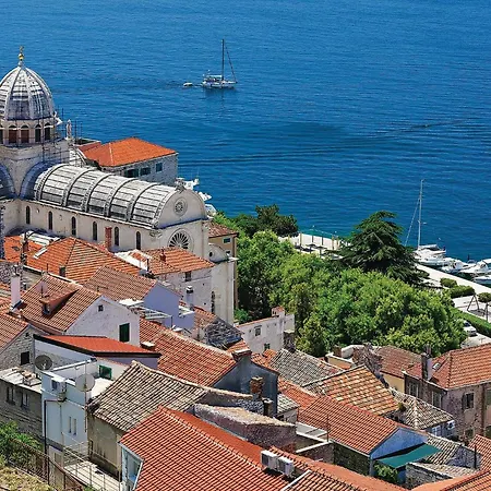 Appartement Three-bedroom In *