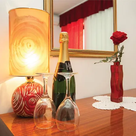 Apartment Cozy In Brodarica With Wifi